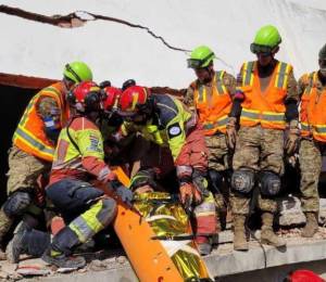 El equipo USAR ECU - 01 del Cuerpo de Bomberos de Quito participó en el rescate.