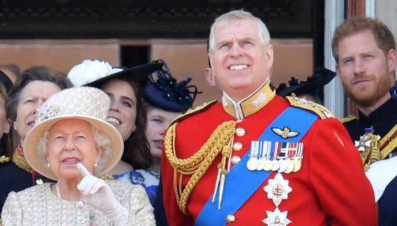 Reina Isabel II despoja de sus privilegios al príncipe Andrés en medio de un escándalo por abuso sexual