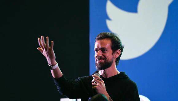 El fundador de Twitter renuncia a su cargo