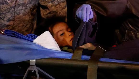 $!Los menores Lesly Mukutuy Soleiny Mukutuy, Tien Noriel Ronoque Mukutuy y Cristin Neruman Ranoque, llegan al Aeropuerto Militar de CATAM para ser trasladados al Hospital Militar en Bogotá (Colombia).