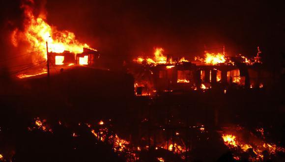 Varias de las viviendas de zonas residenciales en Viña del Mar que fueron alcanzadas por un incendio forestal.