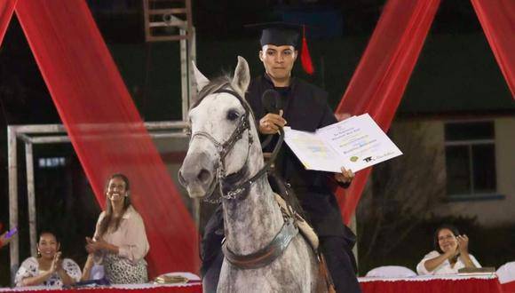 Estudiante recibió su título montando el caballo que lo llevó a clases diariamente