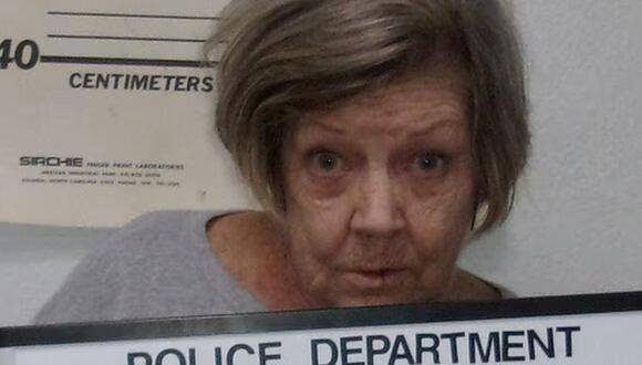 Mujer de 78 años detenida por asaltar un banco dejó una nota pidiendo disculpas