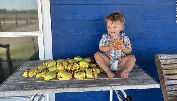 Insólito: niño de 2 años pide 31 hamburguesas con el teléfono de su mamá en Estados Unidos
