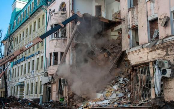 Rescate de centenas de personas bajo un teatro bombardeado en Ucrania