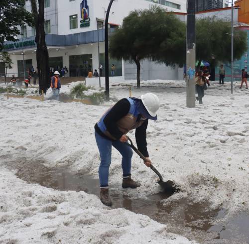 Fuerte granizada y lluvia registrada en Quito.