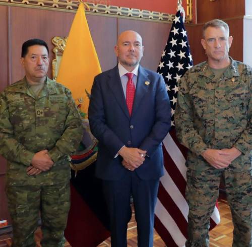 De izquierda a derecha, el jefe del Comando Conjunto de las Fuerzas Armadas ecuatorianas, Henry Delgado; el ministro de Defensa de Ecuador, Gian Carlo Loffredo; y el comandante del Comando Sur de Estados Unidos, Francis Donovan.