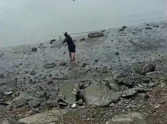 Vídeo revela el arrojo al estero del arma con la que se habría asesinado a Efraín Ruales