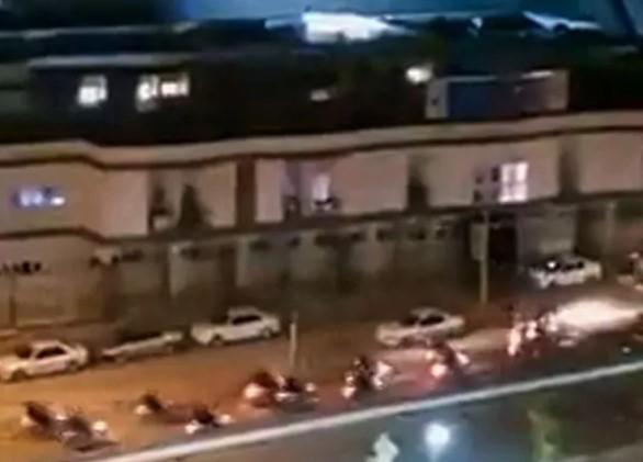 $!Imagen de un vídeo en la que se ve a policías llegar a la residencia atacada.
