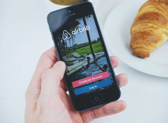 Airbnb prohíbe las fiestas en todos sus alquileres