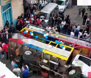 Chiva se volcó durante desfile de los 140 años de fundación de la Unidad Educativa Particular La Providencia.