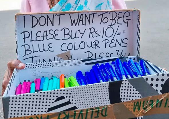 $!No quiero mendigar: anciana vende bolígrafos en la calle para vivir