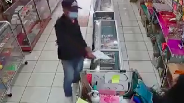 VIDEO: Capturan a sujeto que repartía panfletos para extorsionar a locales en Quito