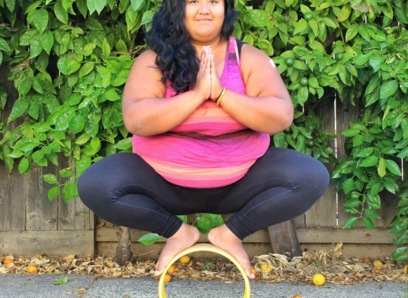 Una mujer con sobrepeso sorprende por practicar yoga
