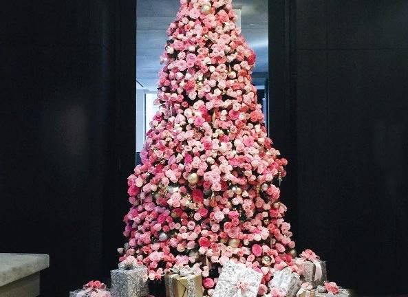 Rosas ecuatorianas presentes en árbol de navidad en NYC