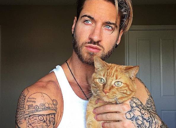 Un sexy modelo y un gato: mezcla explosiva en redes sociales