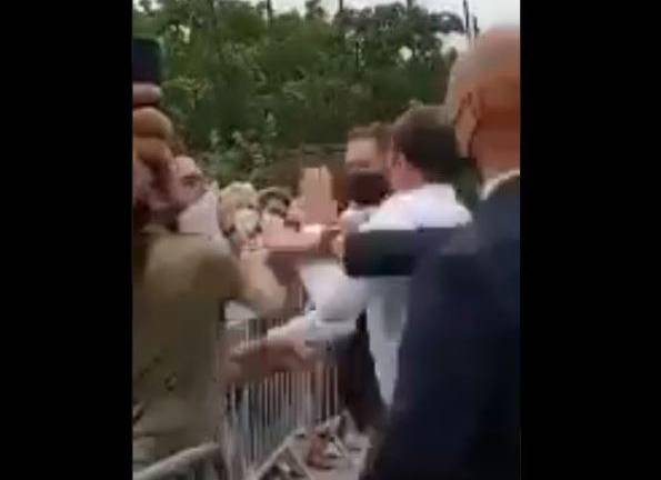 Un hombre abofetea al presidente francés, Emmanuel Macron, durante un viaje oficial