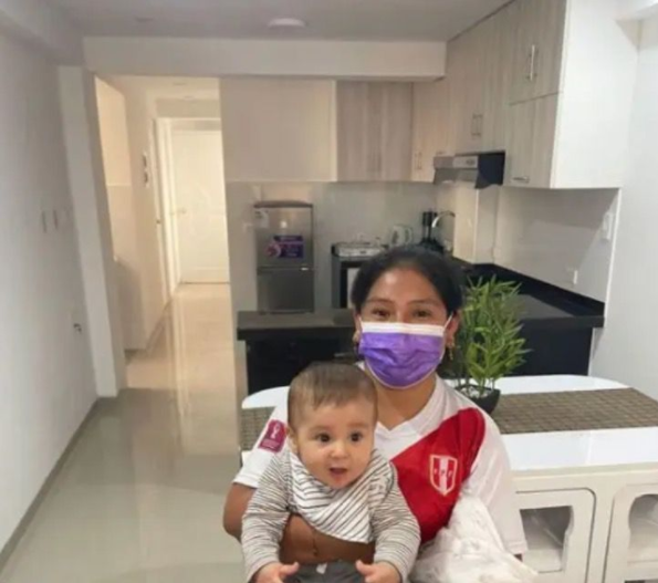 $!Futbolista le regaló un departamento a su niñera, quien vivía en una casa de madera