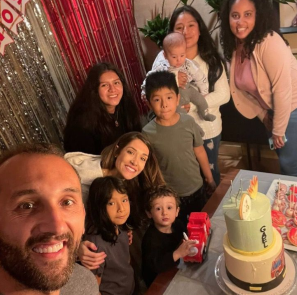 $!Futbolista le regaló un departamento a su niñera, quien vivía en una casa de madera