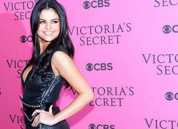 Selena Gomez posa sin sostén para una revista