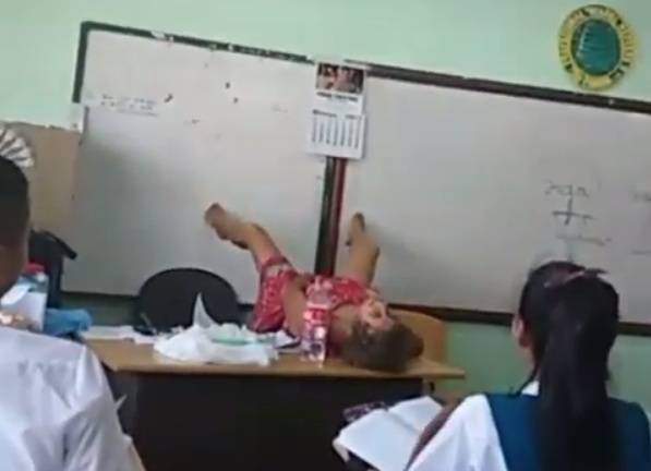 Polémica por video de una profesora enseñando a &quot;dar a luz&quot; en clase
