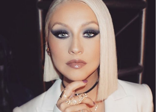 Christina Aguilera hace radical y extraño cambio de look