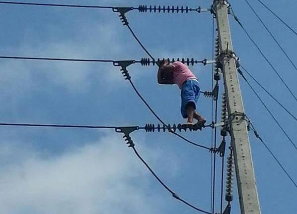 Un hombre intentó suicidarse desde un poste de alumbrado eléctrico
