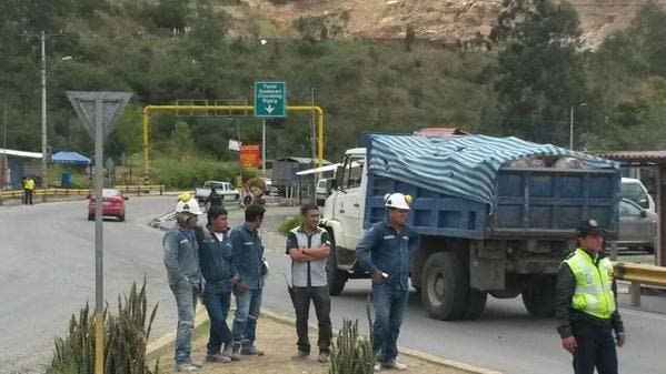 Protesta en Azuay por suspensión de cobro de tasa para mantener vías