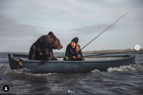 Joven rusa rescata a un oso de un safari y ahora son mejores amigos