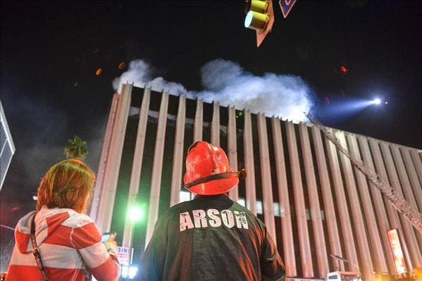 Un gran incendio quema una planta de un edificio comercial en Los Ángeles