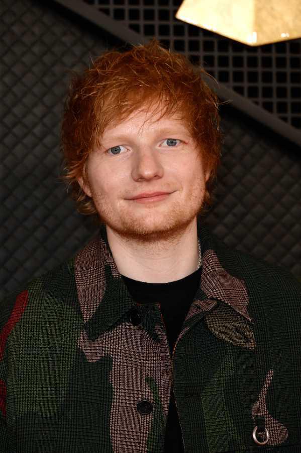 $!La policía de Bangalore apagó el micrófono de Ed Sheeran durante un concierto callejero improvisado.