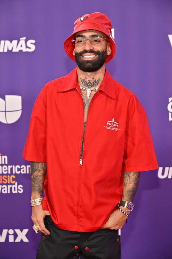 $!A pesar del dolor físico y emocional, Arcángel finalizó un álbum en medio de su recuperación y confirma su concierto en Guatemala.