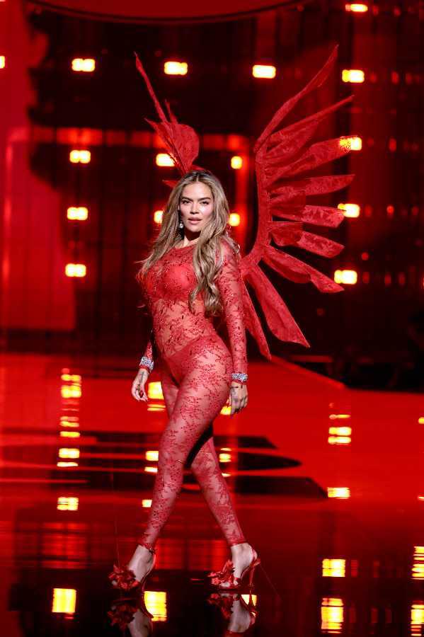 $!El show reforzó su narrativa visual alrededor del color rojo, unificando la puesta en escena.