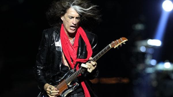 Guitarrista de Aerosmith, hospitalizado tras caerse en un concierto