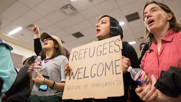 Restauran visados revocados por veto migratorio de Trump