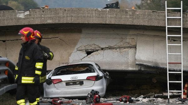 En Italia un puente colapsó y aplastó a varios autos