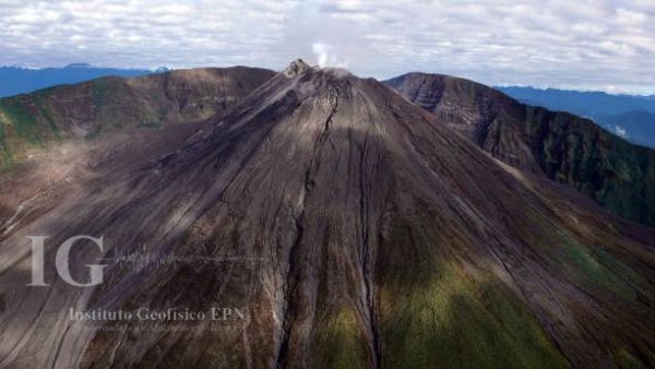 Emisiones de más de mil metros sobre volcán Reventador