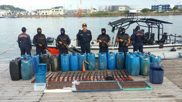 Armada captura armamento y explosivos en Esmeraldas