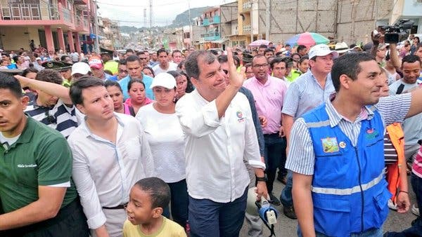 Correa visita casas afectadas por réplicas en Esmeraldas
