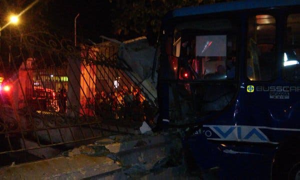 22 heridos tras accidente de un bus de metrovía contra vivienda