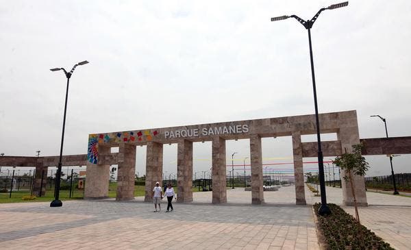 Fieles y comerciantes esperan la primera misa papal