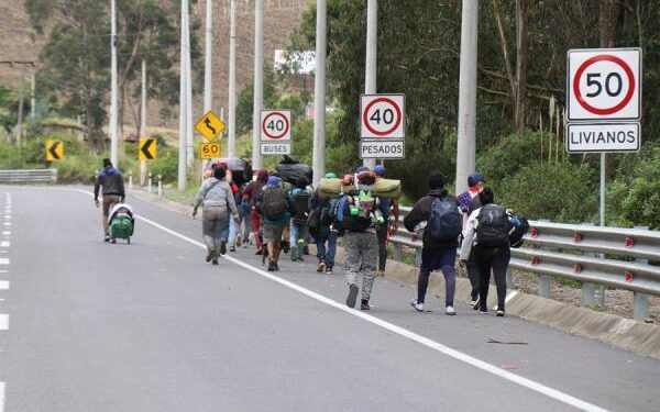 Unos 200 migrantes siguen en las calles de Huaquillas para pasar a Perú