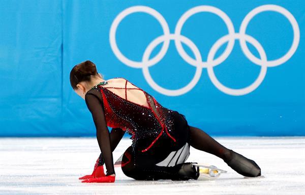 $!Valíeva perdió el equilibrio y cayó al suelo en tres ocasiones durante su presentación.