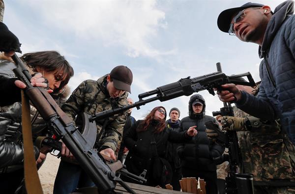 $!Civiles ucranianos reciben instrucciones para el uso de armas durante unos ejercicios de entrenamiento militar para civiles, hoy en Kiev, capital de Ucrania.