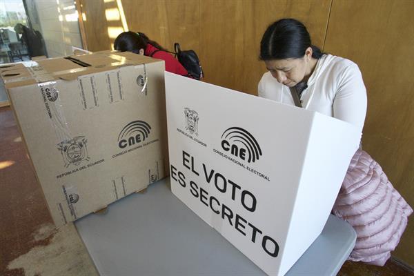 $!36.000 ecuatorianos residentes en España acudieron a votar
