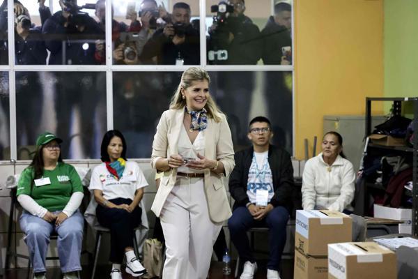 $!La candidata a la Presidencia de Costa Rica por el partido Pueblo Soberano, Laura Fernández, vote este domingo, en Cartago (Costa Rica). EFE/ Jeffrey Arguedas