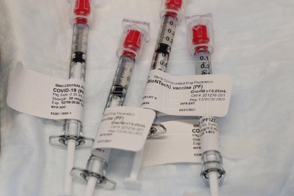 EE.UU. llena miles de cajas con vacunas para empezar a distribuirlas el domingo