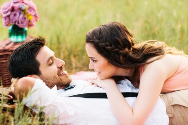 Hombres feos más mujeres atractivas: parejas felices