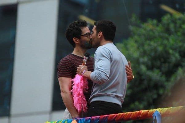 El beso del excantante de RBD en la marcha del orgullo gay