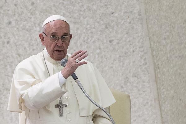 Papa Francisco autoriza a las mujeres dar la comunión, pero no el sacerdocio